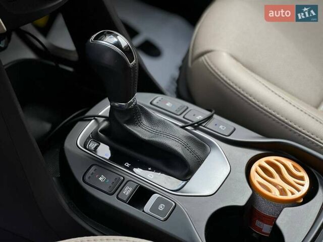 Красный Хендай Санта Фе, объемом двигателя 2 л и пробегом 125 тыс. км за 18800 $, фото 13 на Automoto.ua