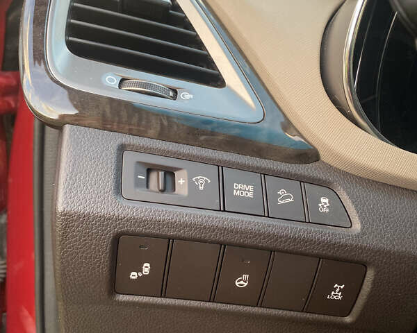 Красный Хендай Санта Фе, объемом двигателя 2.4 л и пробегом 102 тыс. км за 18550 $, фото 6 на Automoto.ua