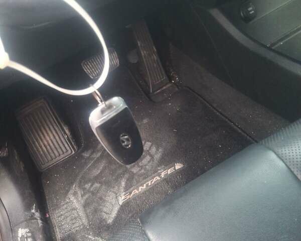 Красный Хендай Санта Фе, объемом двигателя 2.5 л и пробегом 75 тыс. км за 18300 $, фото 7 на Automoto.ua