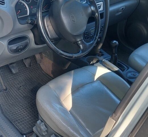 Серый Хендай Санта Фе, объемом двигателя 2.5 л и пробегом 195 тыс. км за 2942 $, фото 4 на Automoto.ua