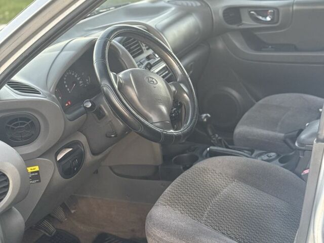 Серый Хендай Санта Фе, объемом двигателя 2 л и пробегом 300 тыс. км за 2999 $, фото 5 на Automoto.ua