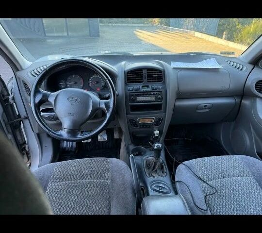 Серый Хендай Санта Фе, объемом двигателя 2 л и пробегом 235 тыс. км за 3346 $, фото 7 на Automoto.ua