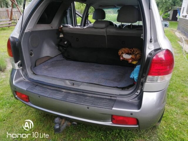 Серый Хендай Санта Фе, объемом двигателя 2.4 л и пробегом 265 тыс. км за 6319 $, фото 5 на Automoto.ua