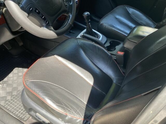 Серый Хендай Санта Фе, объемом двигателя 2.7 л и пробегом 225 тыс. км за 9000 $, фото 4 на Automoto.ua