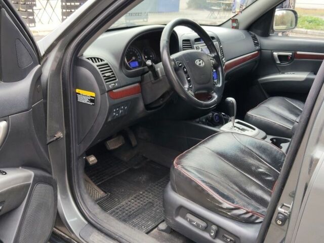 Серый Хендай Санта Фе, объемом двигателя 2.2 л и пробегом 330 тыс. км за 4700 $, фото 11 на Automoto.ua