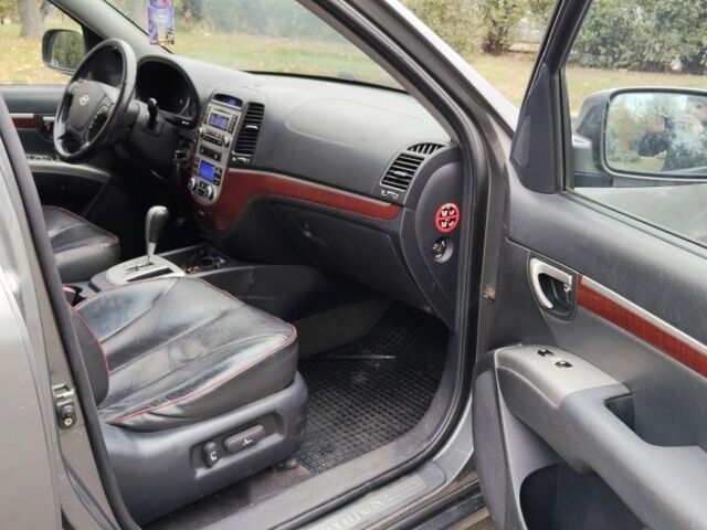 Серый Хендай Санта Фе, объемом двигателя 2.2 л и пробегом 330 тыс. км за 4700 $, фото 16 на Automoto.ua