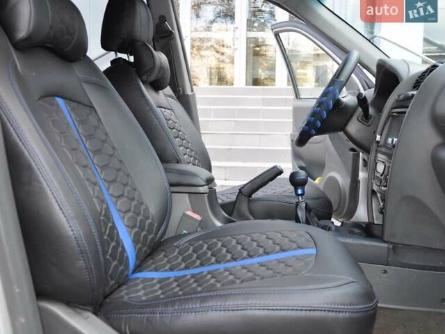 Сірий Хендай Санта Фе, об'ємом двигуна 2 л та пробігом 238 тис. км за 5800 $, фото 22 на Automoto.ua