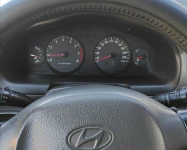 Серый Хендай Санта Фе, объемом двигателя 2 л и пробегом 312 тыс. км за 6000 $, фото 2 на Automoto.ua