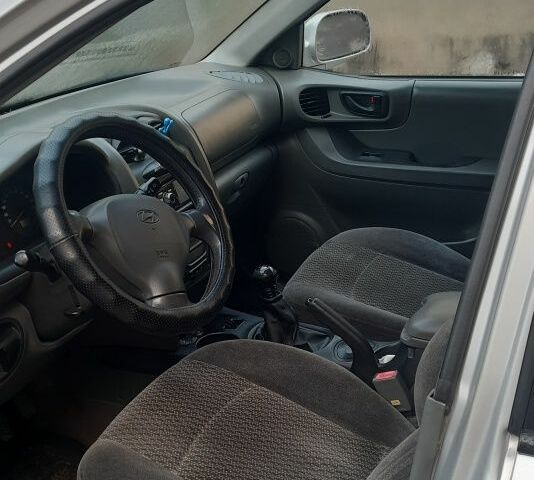 Сірий Хендай Санта Фе, об'ємом двигуна 2 л та пробігом 200 тис. км за 3546 $, фото 11 на Automoto.ua