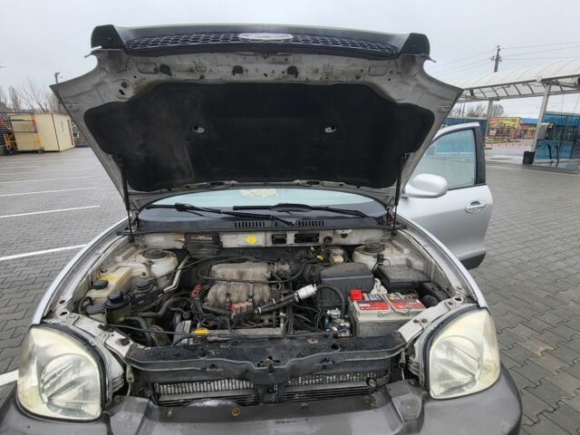 Серый Хендай Санта Фе, объемом двигателя 2.7 л и пробегом 327 тыс. км за 4000 $, фото 5 на Automoto.ua