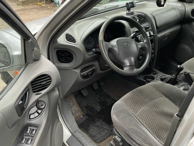 Серый Хендай Санта Фе, объемом двигателя 2 л и пробегом 272 тыс. км за 2800 $, фото 4 на Automoto.ua