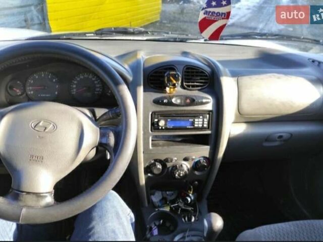 Серый Хендай Санта Фе, объемом двигателя 2 л и пробегом 312 тыс. км за 6000 $, фото 5 на Automoto.ua