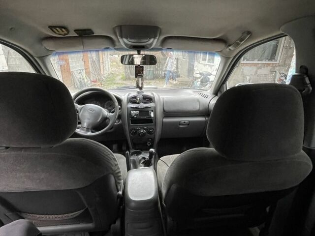 Серый Хендай Санта Фе, объемом двигателя 2 л и пробегом 272 тыс. км за 2800 $, фото 5 на Automoto.ua