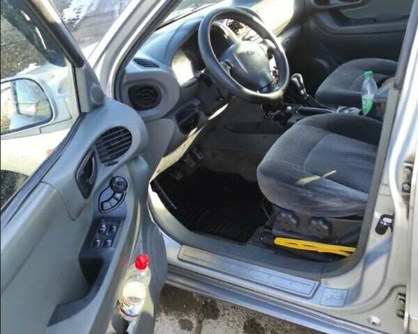 Серый Хендай Санта Фе, объемом двигателя 2 л и пробегом 312 тыс. км за 6000 $, фото 6 на Automoto.ua