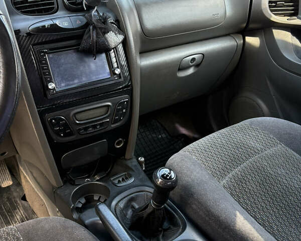 Сірий Хендай Санта Фе, об'ємом двигуна 2 л та пробігом 360 тис. км за 4498 $, фото 9 на Automoto.ua