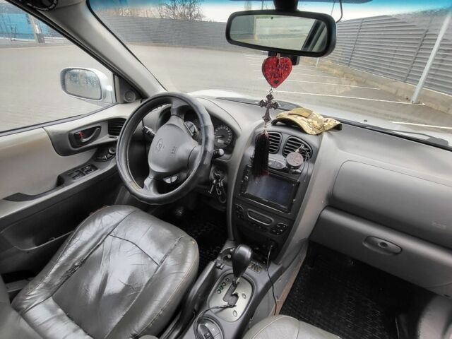 Серый Хендай Санта Фе, объемом двигателя 2.7 л и пробегом 327 тыс. км за 4000 $, фото 4 на Automoto.ua