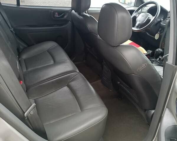 Серый Хендай Санта Фе, объемом двигателя 1.99 л и пробегом 350 тыс. км за 4200 $, фото 7 на Automoto.ua