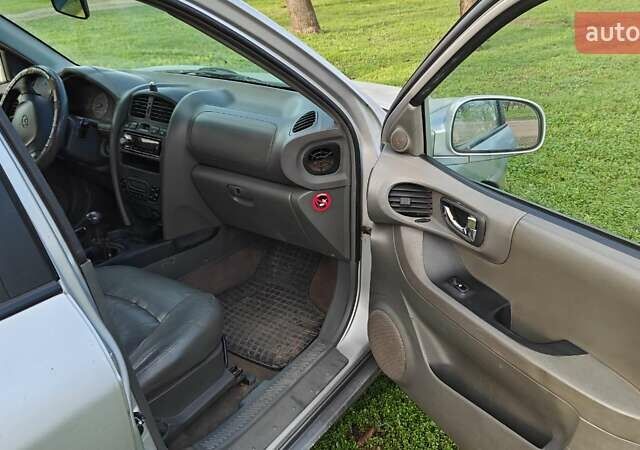 Сірий Хендай Санта Фе, об'ємом двигуна 2.35 л та пробігом 330 тис. км за 4500 $, фото 3 на Automoto.ua