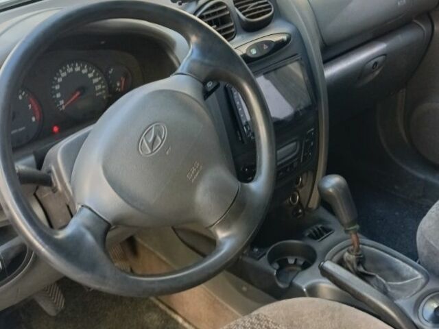 Серый Хендай Санта Фе, объемом двигателя 2.4 л и пробегом 235 тыс. км за 5100 $, фото 5 на Automoto.ua