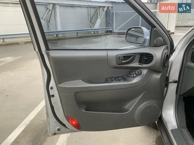 Серый Хендай Санта Фе, объемом двигателя 2.4 л и пробегом 115 тыс. км за 6100 $, фото 27 на Automoto.ua