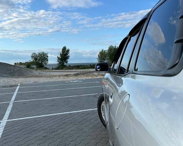 Сірий Хендай Санта Фе, об'ємом двигуна 2.7 л та пробігом 180 тис. км за 6200 $, фото 9 на Automoto.ua