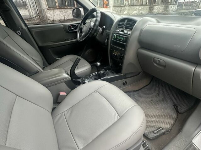 Сірий Хендай Санта Фе, об'ємом двигуна 2 л та пробігом 286 тис. км за 3800 $, фото 9 на Automoto.ua