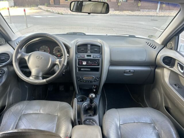 Серый Хендай Санта Фе, объемом двигателя 2 л и пробегом 357 тыс. км за 3700 $, фото 8 на Automoto.ua