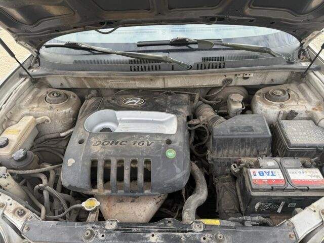 Серый Хендай Санта Фе, объемом двигателя 2.4 л и пробегом 300 тыс. км за 2200 $, фото 8 на Automoto.ua