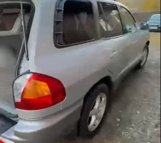 Серый Хендай Санта Фе, объемом двигателя 2 л и пробегом 270 тыс. км за 6000 $, фото 2 на Automoto.ua