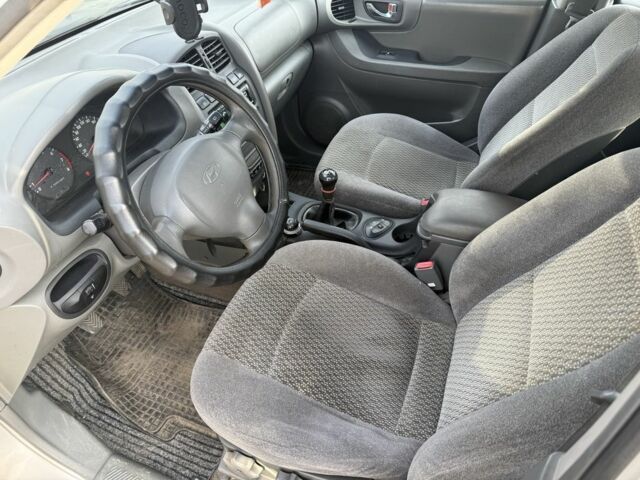 Серый Хендай Санта Фе, объемом двигателя 2.4 л и пробегом 300 тыс. км за 2200 $, фото 7 на Automoto.ua