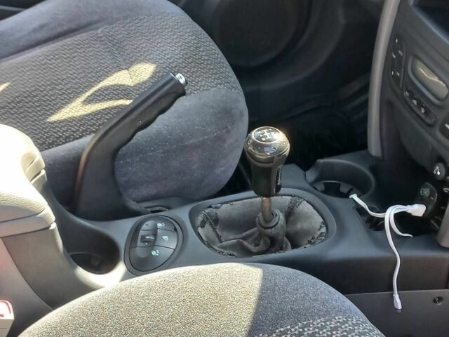 Сірий Хендай Санта Фе, об'ємом двигуна 2 л та пробігом 350 тис. км за 4000 $, фото 11 на Automoto.ua