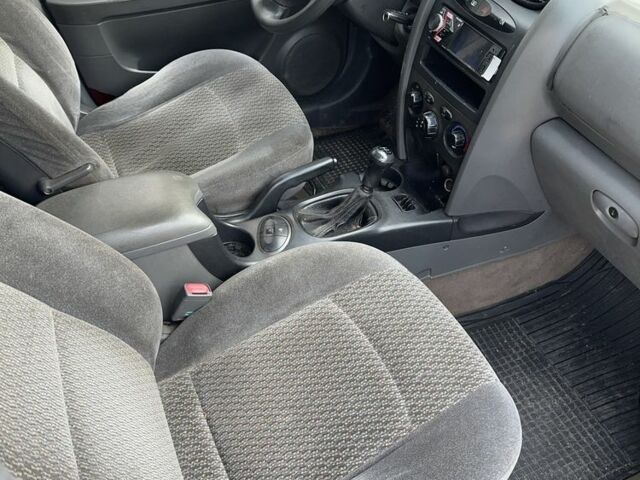 Серый Хендай Санта Фе, объемом двигателя 2 л и пробегом 200 тыс. км за 2800 $, фото 4 на Automoto.ua