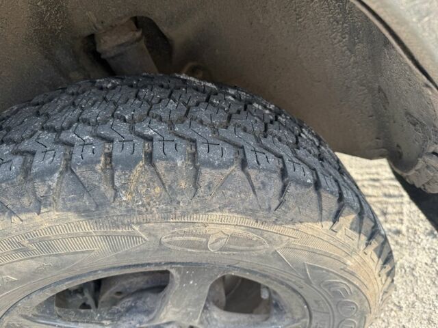 Серый Хендай Санта Фе, объемом двигателя 2.4 л и пробегом 300 тыс. км за 2200 $, фото 9 на Automoto.ua