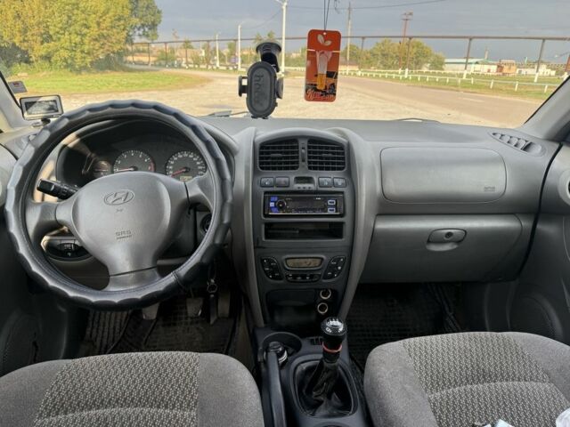 Серый Хендай Санта Фе, объемом двигателя 2.4 л и пробегом 300 тыс. км за 2200 $, фото 5 на Automoto.ua