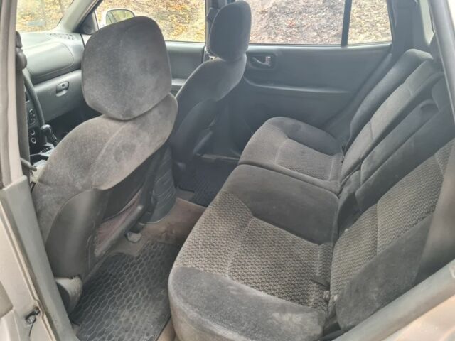 Серый Хендай Санта Фе, объемом двигателя 2 л и пробегом 315 тыс. км за 4000 $, фото 6 на Automoto.ua