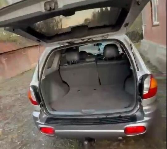 Серый Хендай Санта Фе, объемом двигателя 2 л и пробегом 270 тыс. км за 6000 $, фото 3 на Automoto.ua