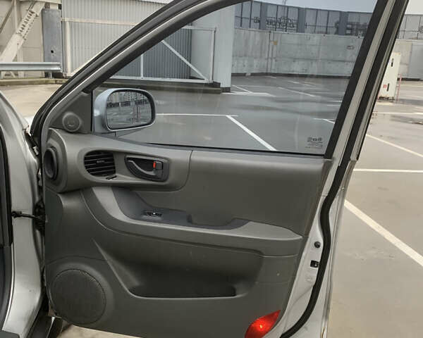 Серый Хендай Санта Фе, объемом двигателя 2.4 л и пробегом 115 тыс. км за 6100 $, фото 8 на Automoto.ua