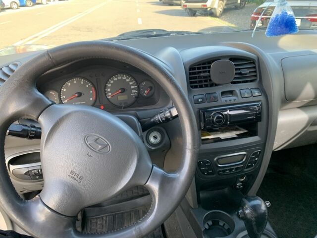 Серый Хендай Санта Фе, объемом двигателя 2.7 л и пробегом 270 тыс. км за 4800 $, фото 7 на Automoto.ua