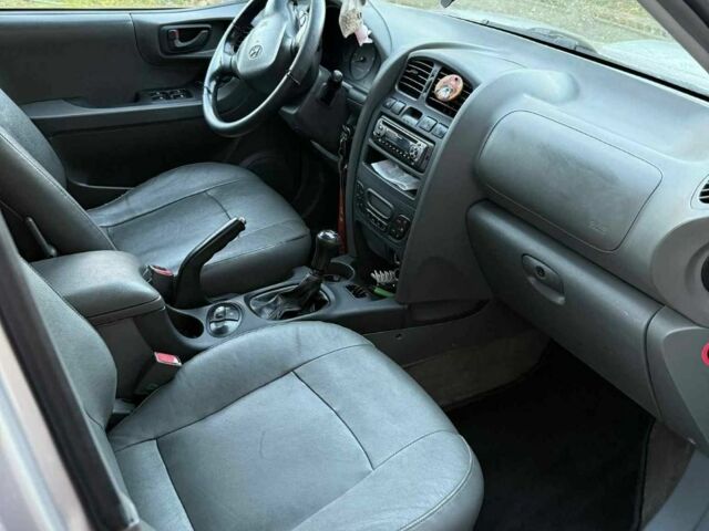 Серый Хендай Санта Фе, объемом двигателя 2 л и пробегом 270 тыс. км за 6000 $, фото 1 на Automoto.ua