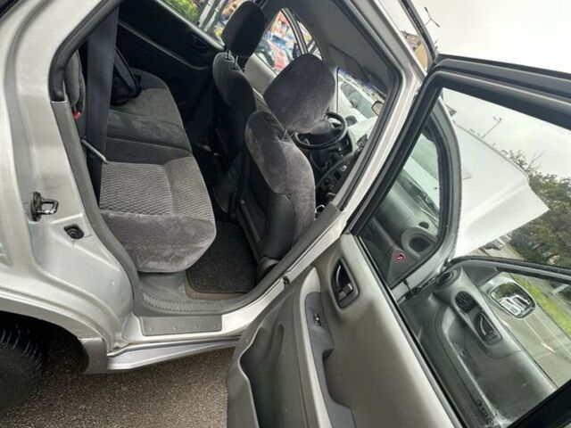 Серый Хендай Санта Фе, объемом двигателя 2 л и пробегом 241 тыс. км за 3159 $, фото 5 на Automoto.ua