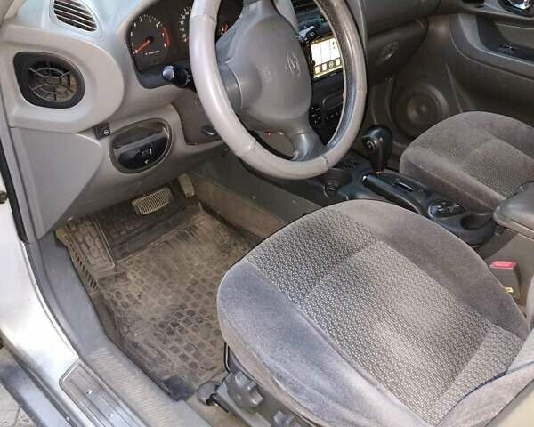 Сірий Хендай Санта Фе, об'ємом двигуна 2.7 л та пробігом 180 тис. км за 6200 $, фото 31 на Automoto.ua