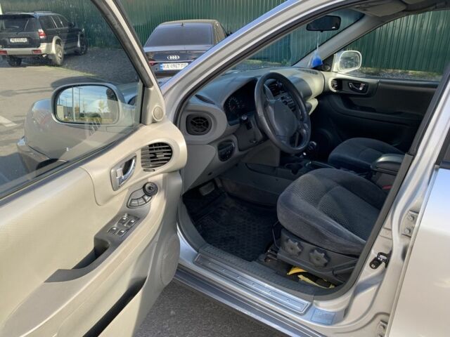 Серый Хендай Санта Фе, объемом двигателя 2.7 л и пробегом 270 тыс. км за 4800 $, фото 5 на Automoto.ua