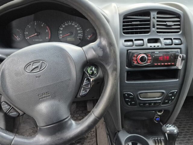 Серый Хендай Санта Фе, объемом двигателя 2 л и пробегом 316 тыс. км за 3801 $, фото 5 на Automoto.ua