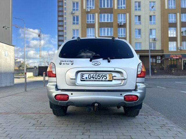 Серый Хендай Санта Фе, объемом двигателя 2 л и пробегом 357 тыс. км за 3700 $, фото 3 на Automoto.ua