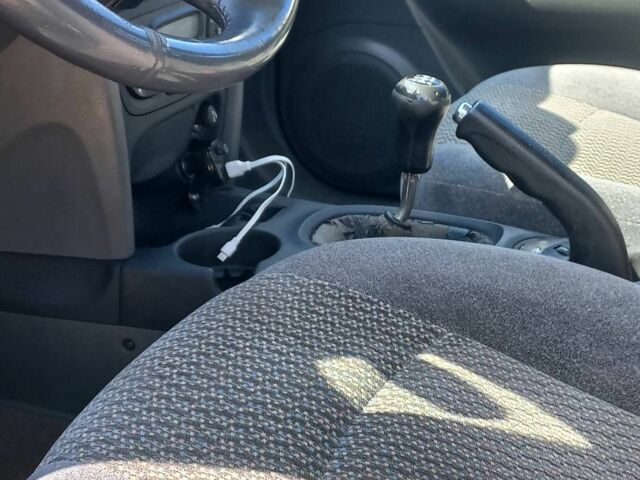 Сірий Хендай Санта Фе, об'ємом двигуна 2 л та пробігом 350 тис. км за 4000 $, фото 6 на Automoto.ua