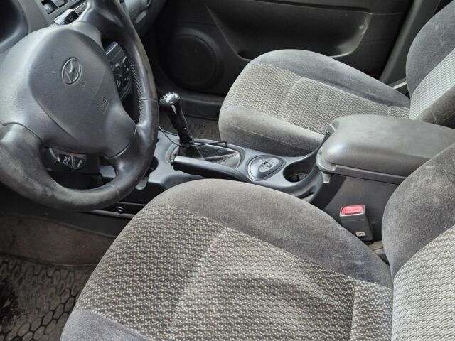 Серый Хендай Санта Фе, объемом двигателя 2 л и пробегом 316 тыс. км за 3801 $, фото 7 на Automoto.ua