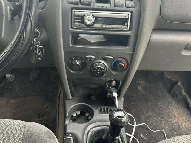 Серый Хендай Санта Фе, объемом двигателя 2 л и пробегом 241 тыс. км за 3159 $, фото 7 на Automoto.ua