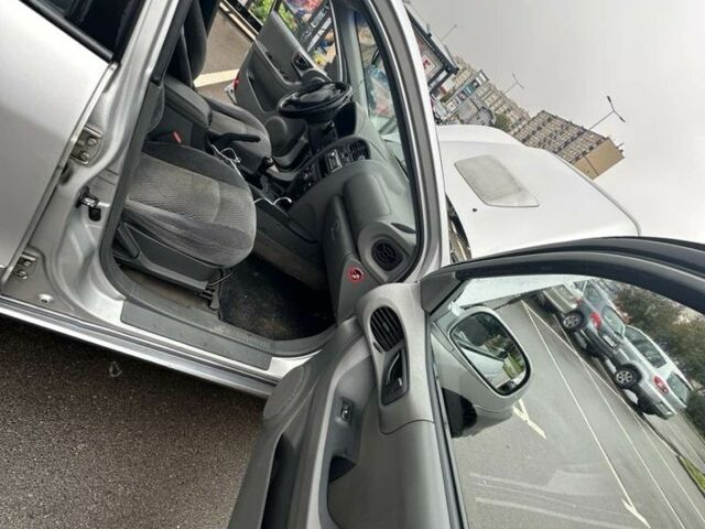 Серый Хендай Санта Фе, объемом двигателя 2 л и пробегом 241 тыс. км за 3159 $, фото 4 на Automoto.ua