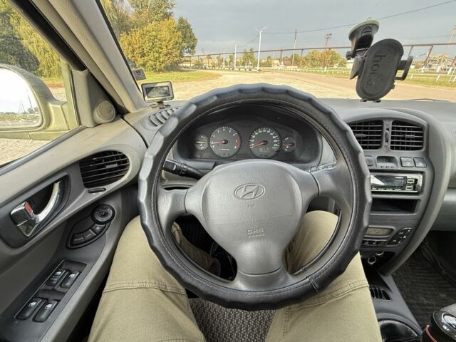 Серый Хендай Санта Фе, объемом двигателя 2.4 л и пробегом 300 тыс. км за 2200 $, фото 11 на Automoto.ua