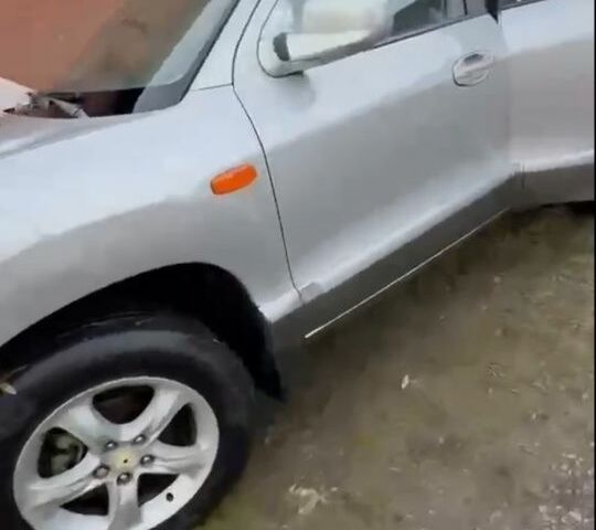 Серый Хендай Санта Фе, объемом двигателя 2 л и пробегом 270 тыс. км за 6000 $, фото 7 на Automoto.ua